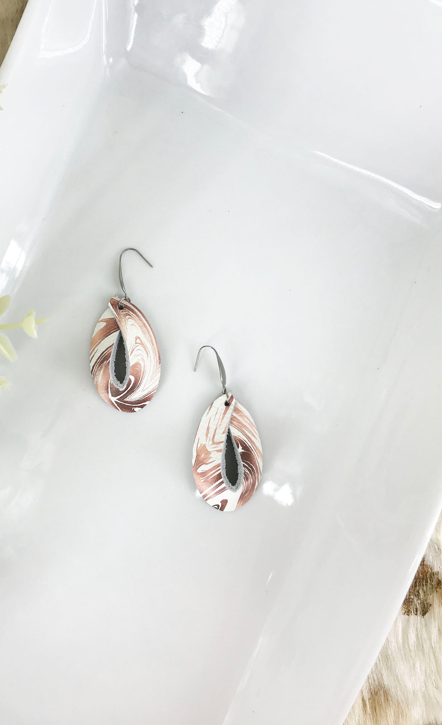 Marbled Root Beer on White Leather Earrings - E19-1576