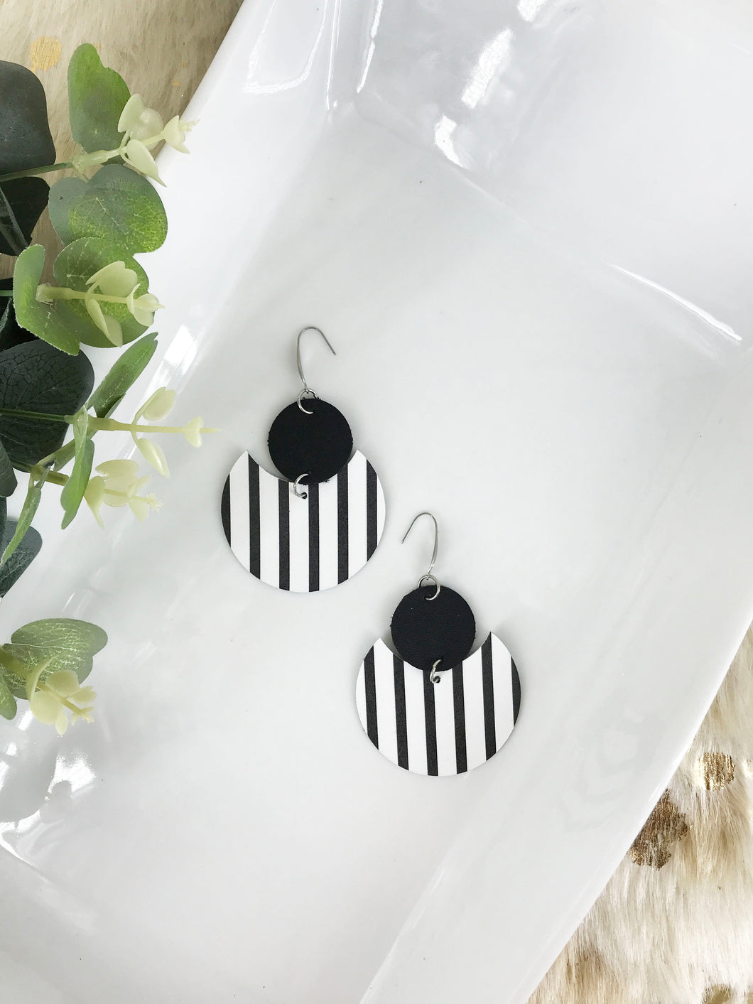 Black and White Staight Striped Leather Earrings - E19-1830