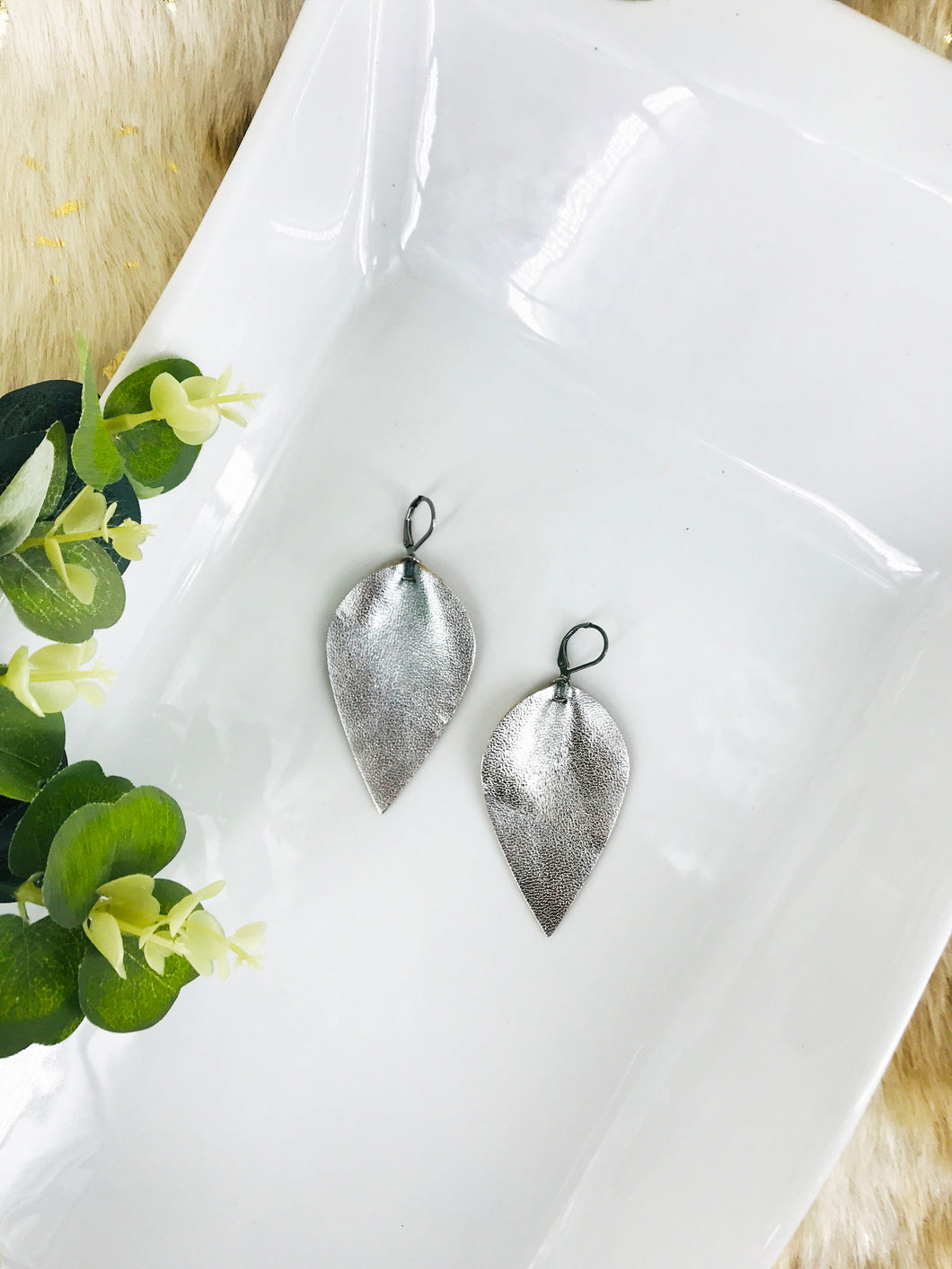 Metallic Silver Pinched Leaf Leather Earrings - E19-3665